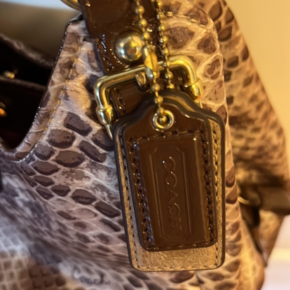 Coach faux snake skin shoulder bag with gold hardware! - Picture 5 of 8